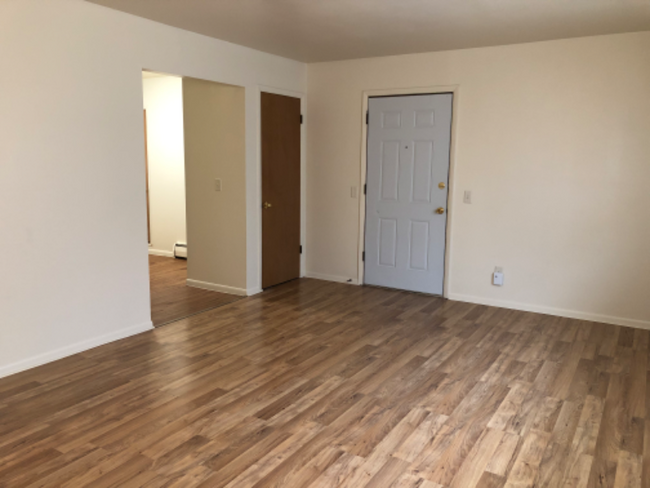 Building Photo - 4825 Lovell Ln