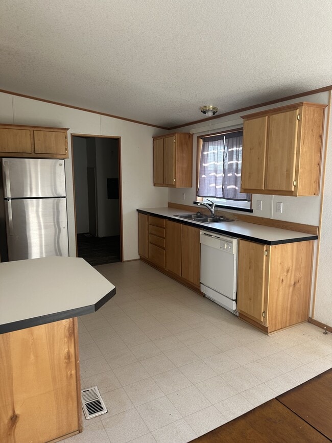 Building Photo - 690 Walnut Ct