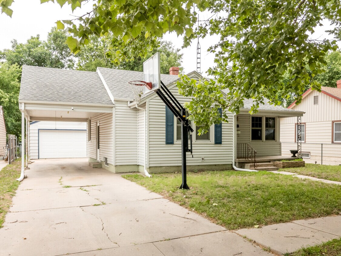 607 W 14th Ave, Hutchinson, KS 67501 House Rental in Hutchinson, KS