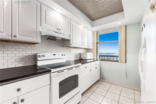 Building Photo - 10600 S Ocean Dr