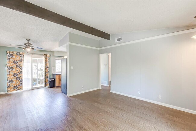 Foto del edificio - 1204 Woodfield Dr