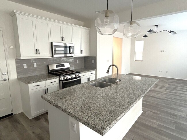 Foto del edificio - POWELL WAY UNIT 104 CORONA 92883  (3 BED / 2.5 BATH)