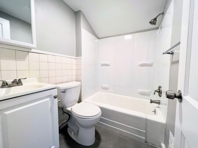 Building Photo - Comfortable 2 Bedroom in Convenient Location