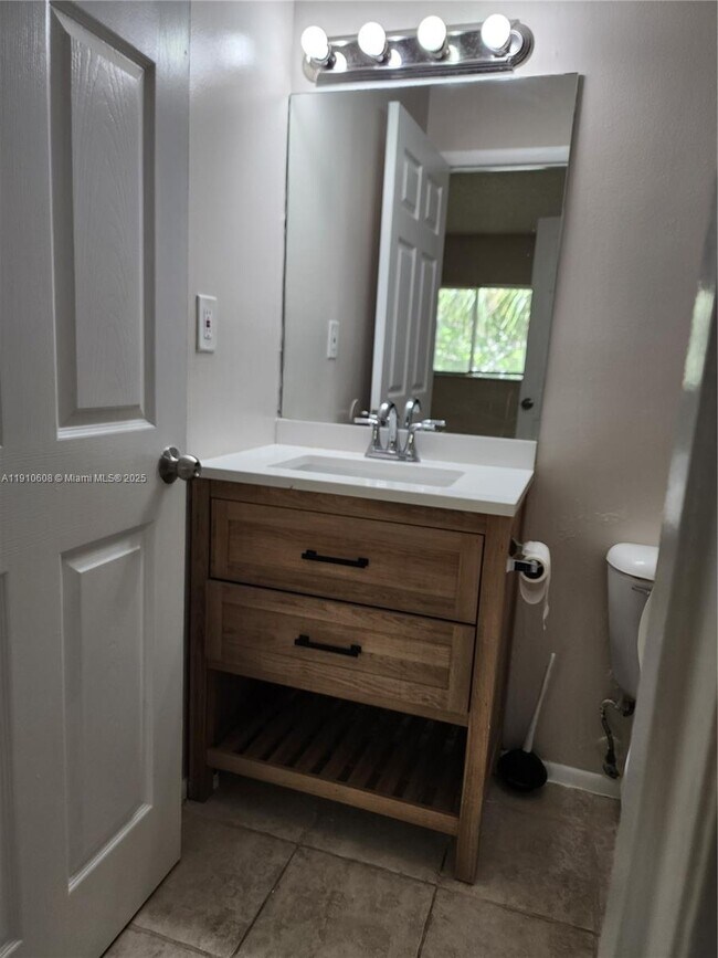 Foto del edificio - 1174 Lake Terry Dr