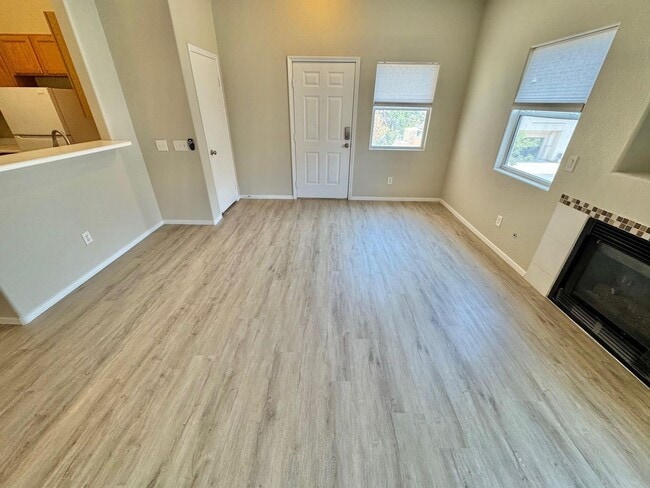 Building Photo - STUNNING 2 BEDROOM / 2 FULL BATH CONDO UNI...