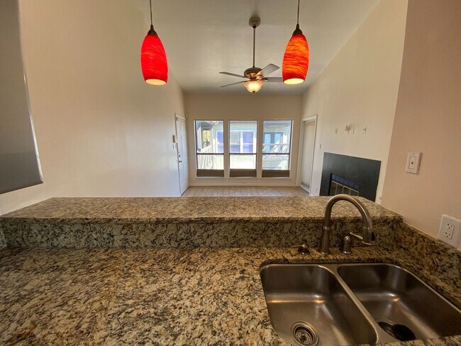 Building Photo - UT PRE-LEASE: 2 BR / 1 BA West Campus Cond...