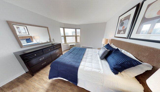 Bedroom - 849 N Dearborn St