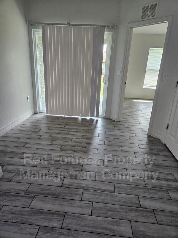 Foto del edificio - 167 Meadow Rd