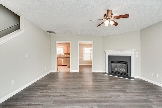 Building Photo - 660 Castlebrooke Dr SE