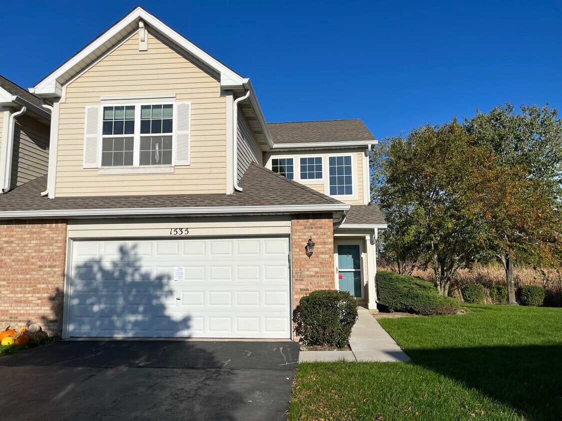 1535 S Candlestick Way, Waukegan, IL 60085 Townhome Rentals in