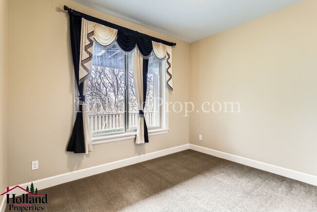 Foto del edificio - Stunning 3-Level Home with Breathtaking Vi...