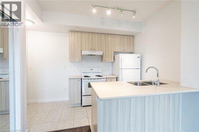 Building Photo - 90 Charlton Ave W