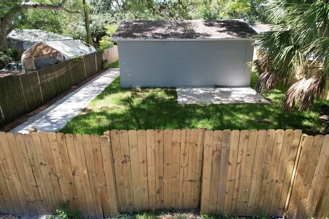 Building Photo - 4 Bedroom / 2 Bath House