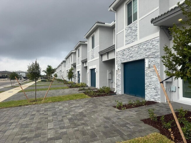 Foto del edificio - 705 SE 13th St Cir