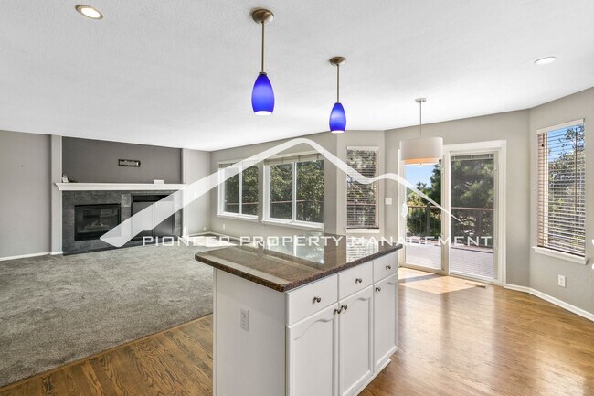 Building Photo - Beautiful And Spacious Home With Fenced Ba...