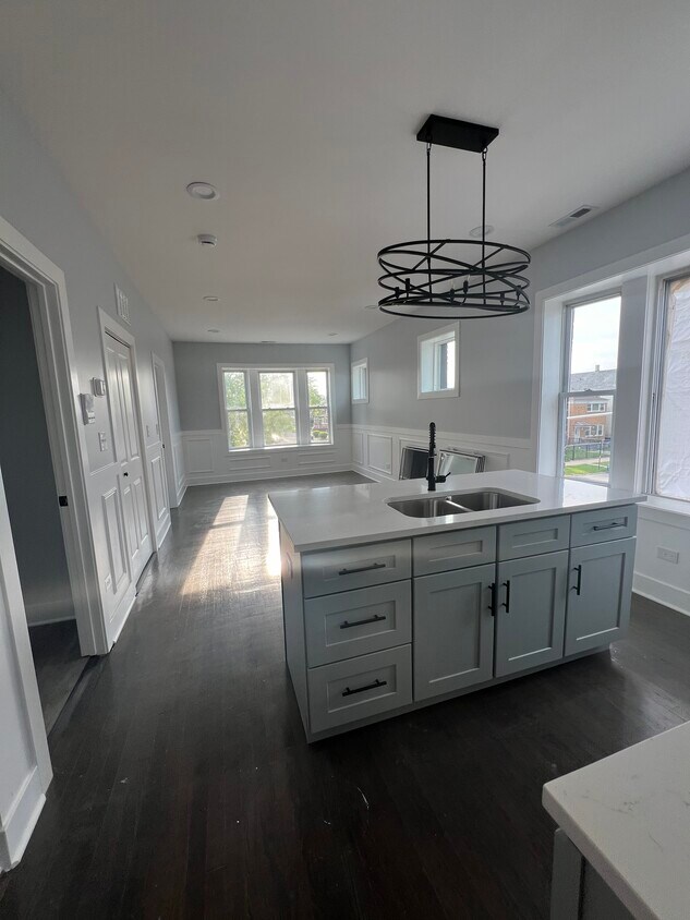 Foto principal - 5033 W Wabansia Ave