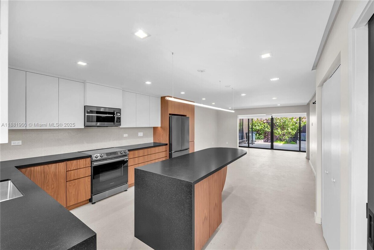 Foto principal - 2211 NE 122nd St