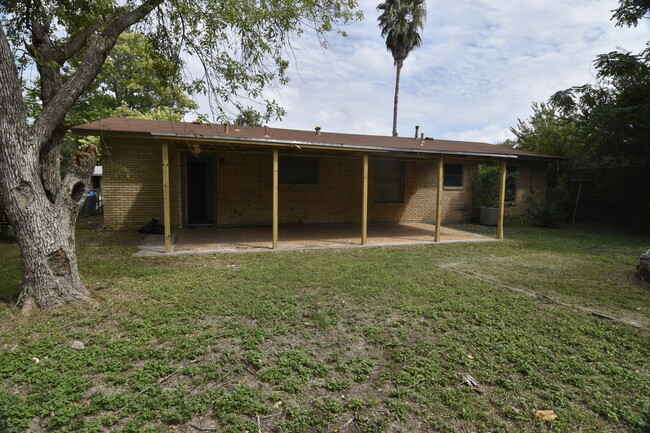 Large backyard and covered patio - 4714 Stoneleigh Dr