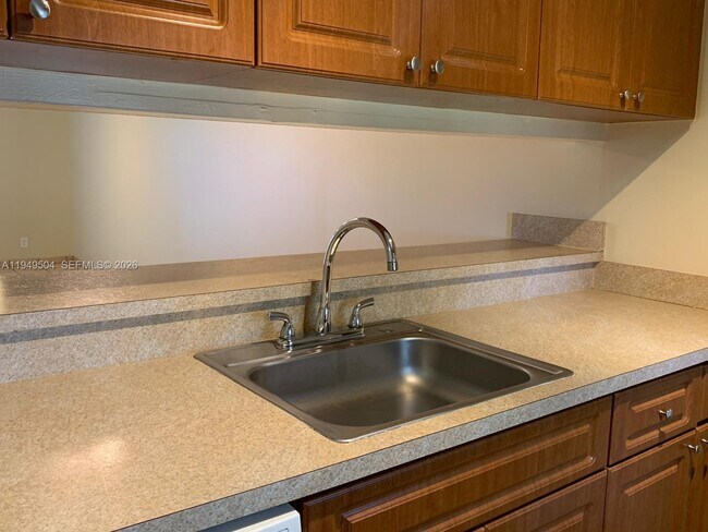 Foto del edificio - 8540 N Sherman Cir