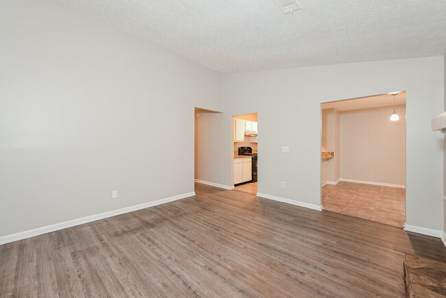 Foto del edificio - 6052 Creekford Dr