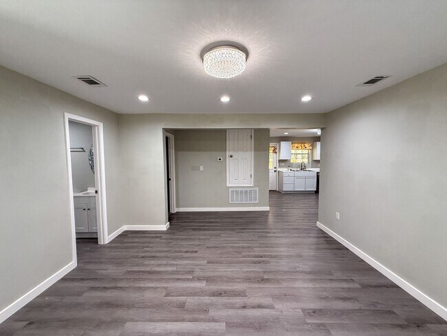 Building Photo - Updated 3 bedroom 2 bath home near Blackwa...