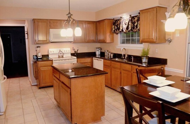 Building Photo - Stunning SFH on Cul-de-sac in Lake Ridge