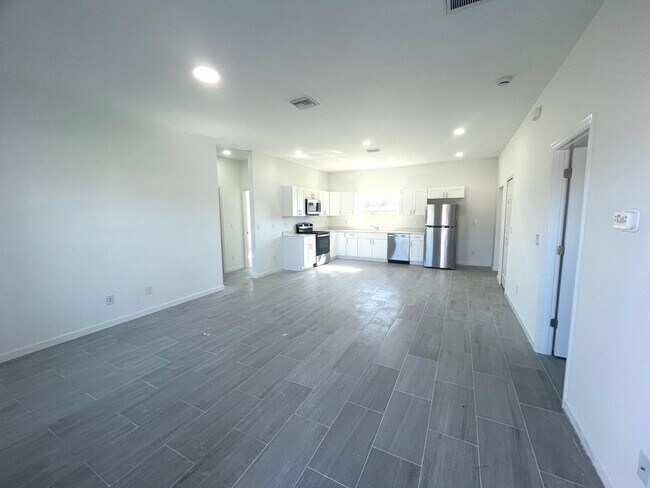 Foto del edificio - MOVE IN READY & BRAND NEW! Modern 3BD/ 2BA/ 1 Car Garage in Cape Coral