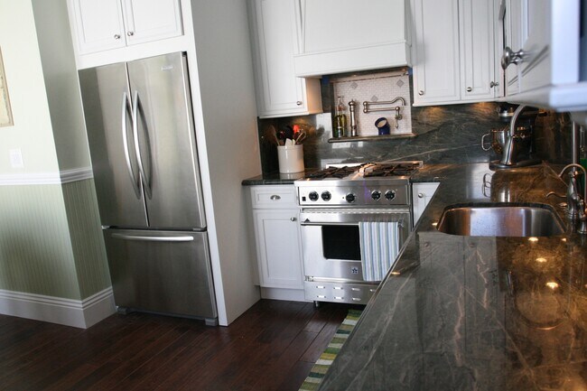 Exotic Granite Counter Tops - 1815 Mason St