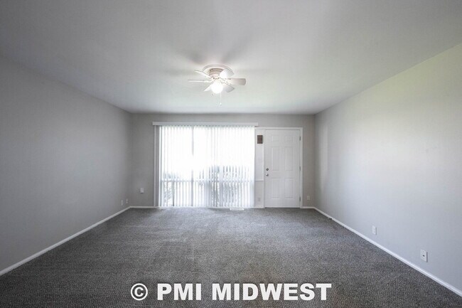 Foto del edificio - "Charming 3-Bedroom Home with 1451 Sq Ft of Comfort in Indianapolis!"