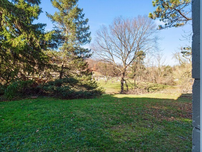 Building Photo - AVAILABLE NOW! STUNNING 3 BEDROOM IN PENN ...