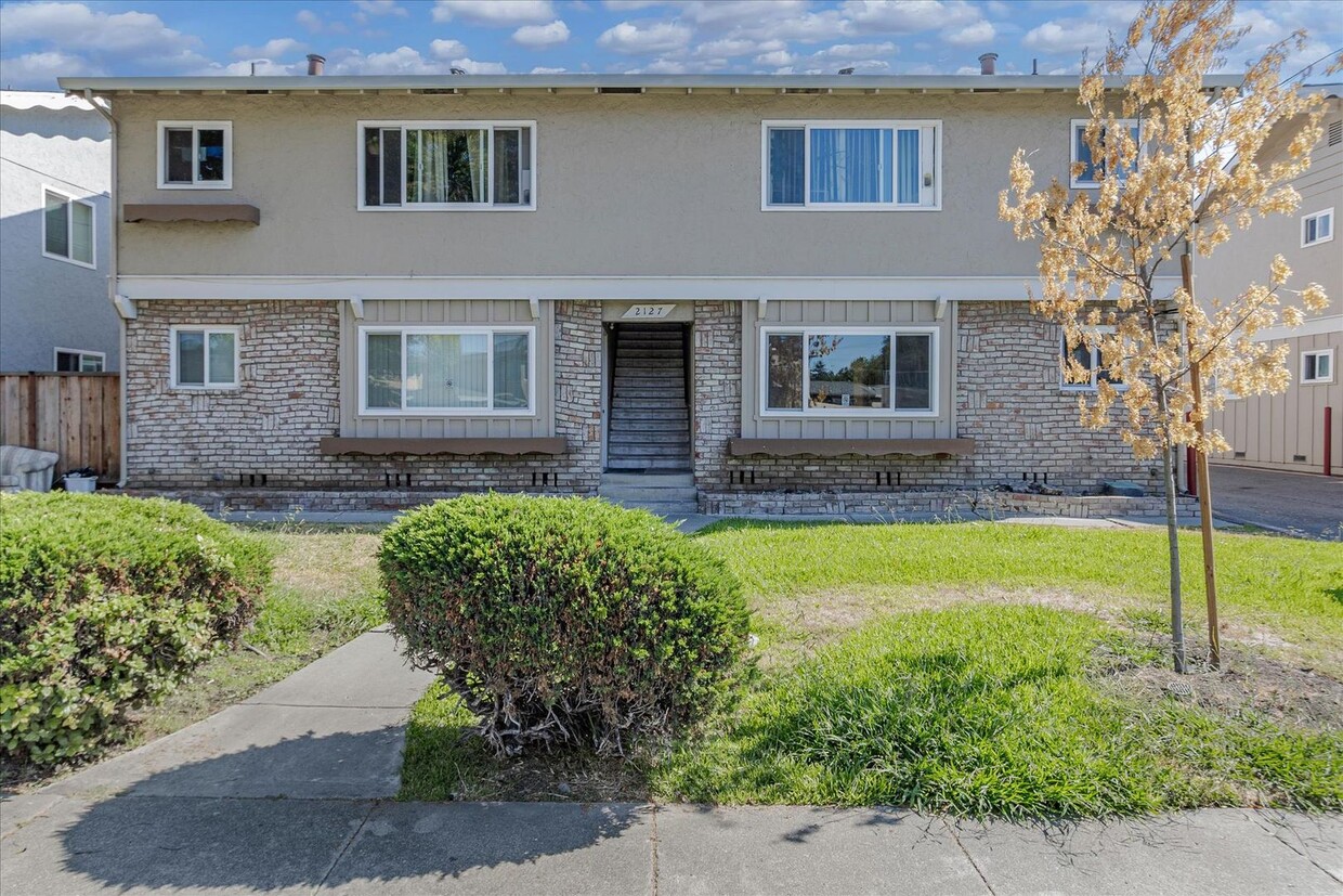 Primary Photo - 2 Bedroom 1 Bathroom Top Floor Apartment