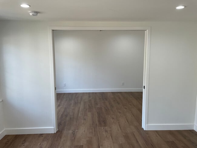 Un dormitorio/estudio - 4361 Stewart Ave