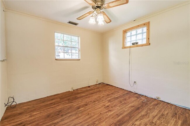 Building Photo - 609 W Azeele St