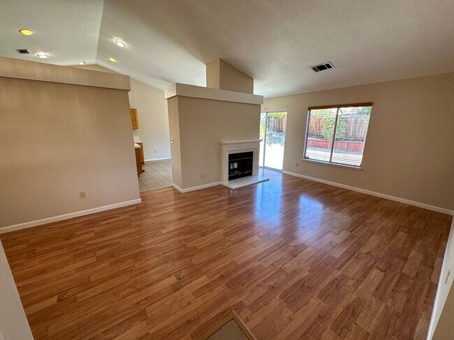 Building Photo - Single story 3Br/2Bath with 3 car Garage A...