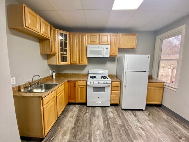 Foto del edificio - Updated 3 Bed/1.5 Bath With Bonus Rooms-Cl...