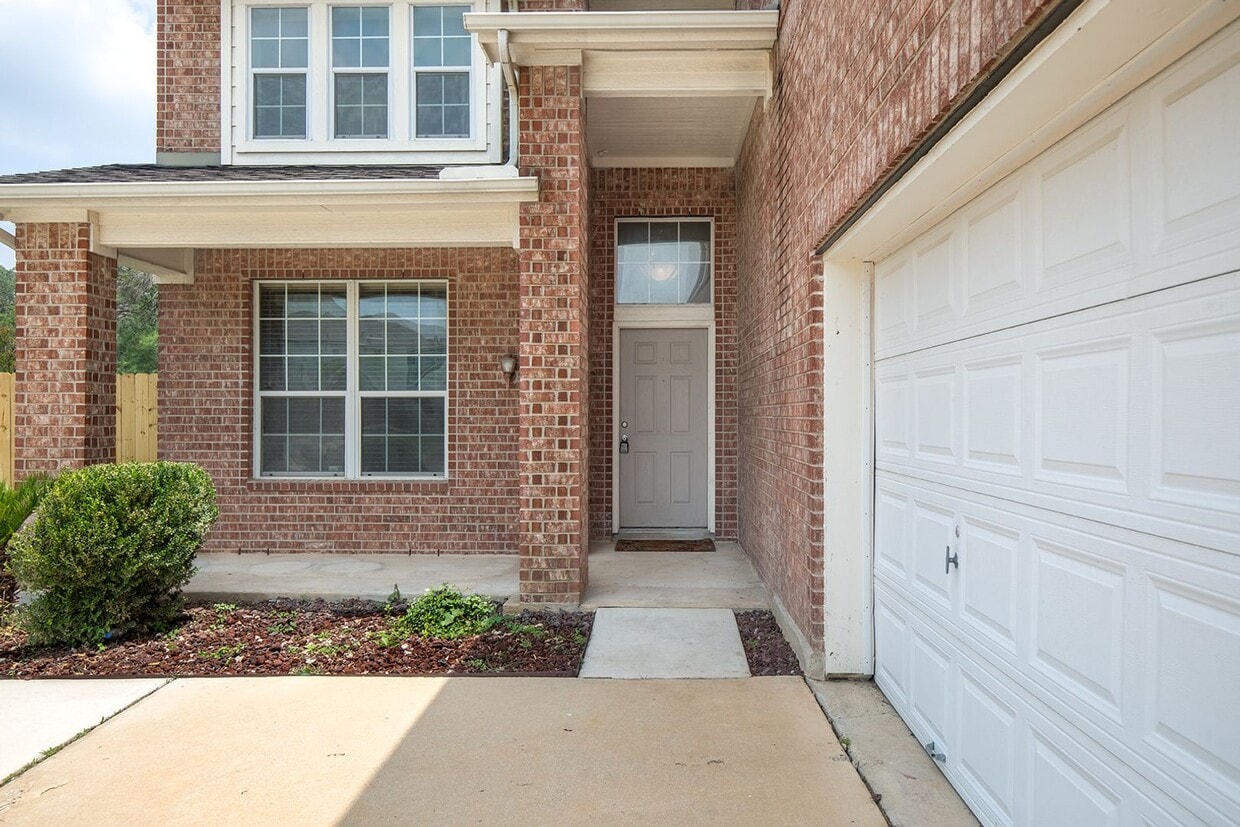 Primary Photo - Spacious 4 BR/2.5 bath home in Iron Horse ...