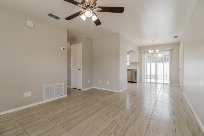 Building Photo - 2008 Las Palmas Cir