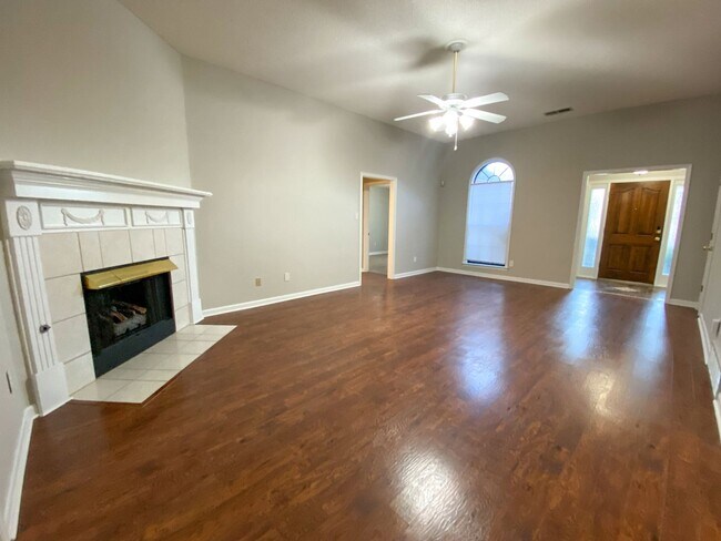 Building Photo - Large 3 bed, 2 bath in Cordova with Fresh ...