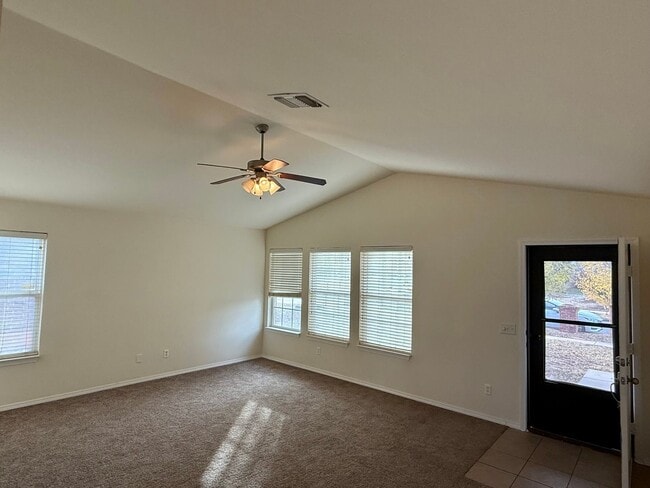 Photo - Great 3 Bed 2 Bath in Valencia Neighborhood House