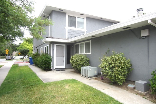 Foto principal - Remodeled 2-Story Townhome, A/C, Newer Kit...