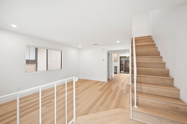 Building Photo - Beautifully Remodeled Townhome in Alpine!