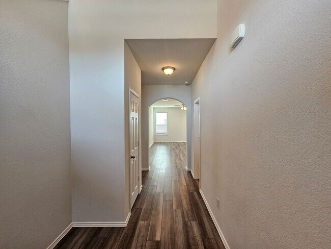 Foto del edificio - AVAILABLE NOW!