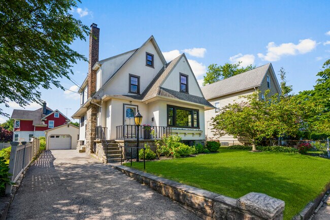 Building Photo - 217 Soundview Ave