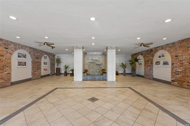 Foto del edificio - 67-50 Thornton Pl