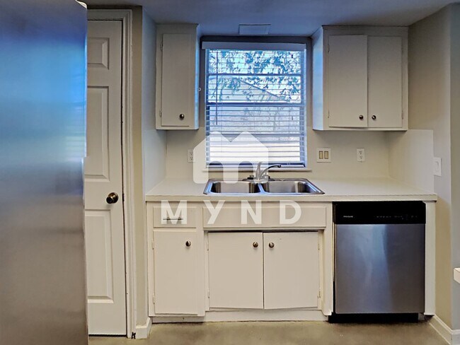 Building Photo - 2025 Monarch Unit A