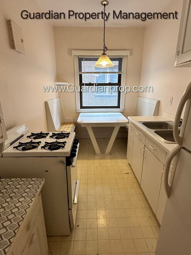 Foto del edificio - Top Floor Studio Lakes Uptown Apartment, Blocks from Both Lakes, Hardwood Floors, One Month Free