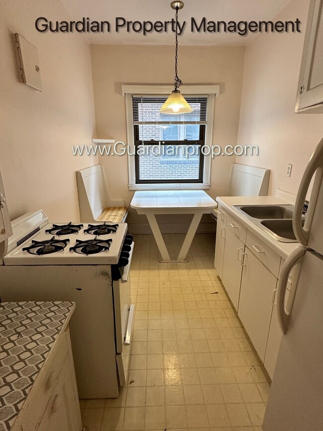 Building Photo - Top Floor Studio Lakes Uptown Apartment, Blocks from Both Lakes, Hardwood Floors, One Month Free