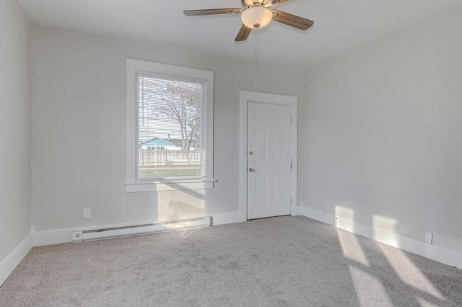 Building Photo - Dewey Duplex