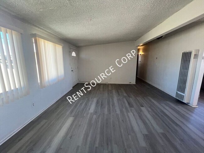 Foto del edificio - 1379 Riverside Dr