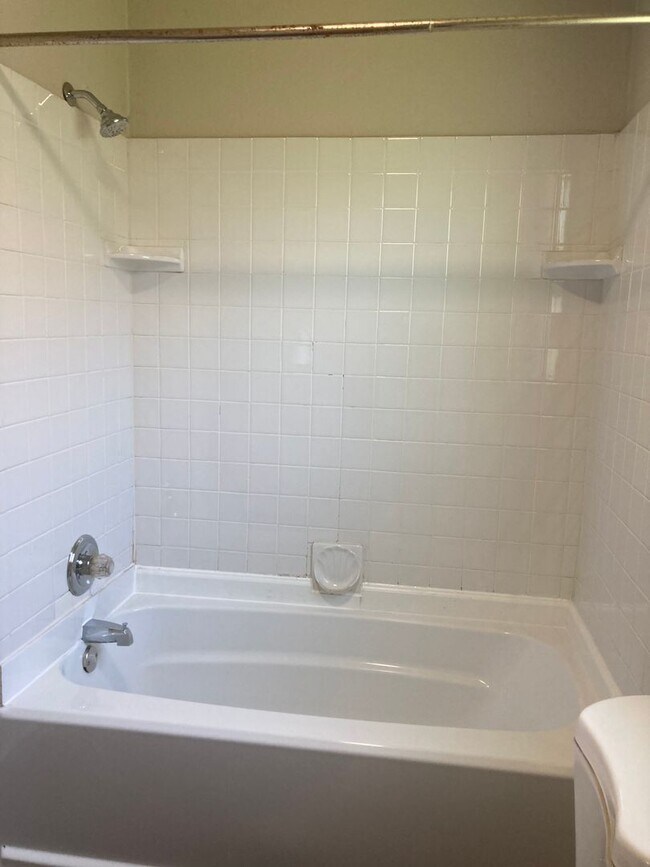 Foto del edificio - Spacious 4 Bedroom 2 bathroom home